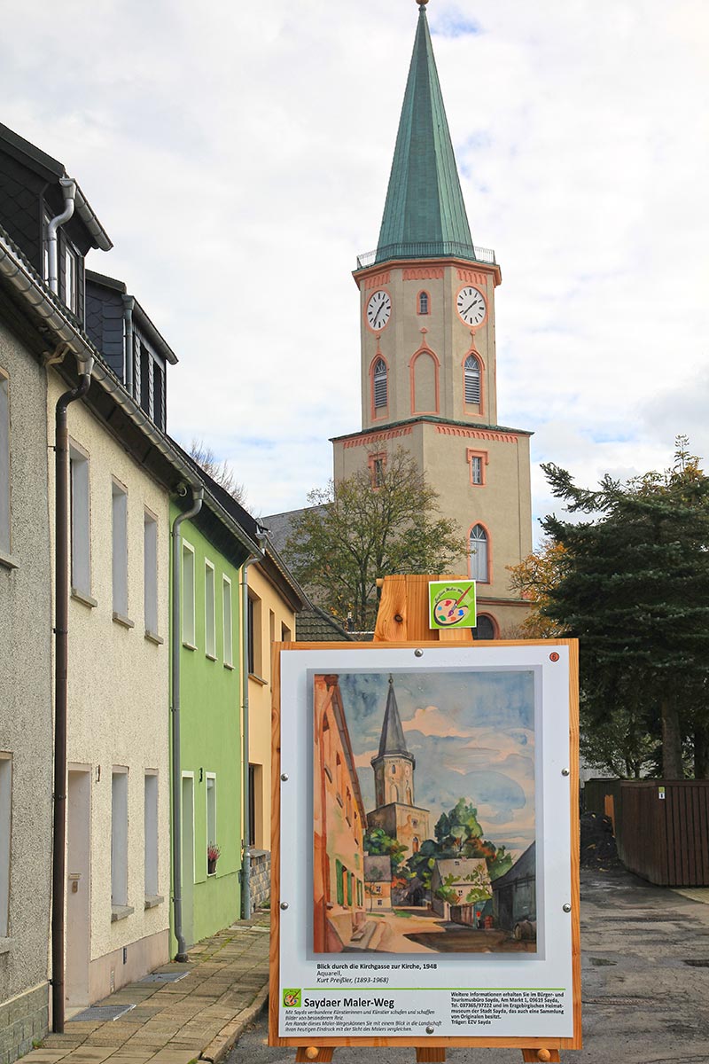 Bild steht in der Gasse mit dem selben blick wie auf dem Bild