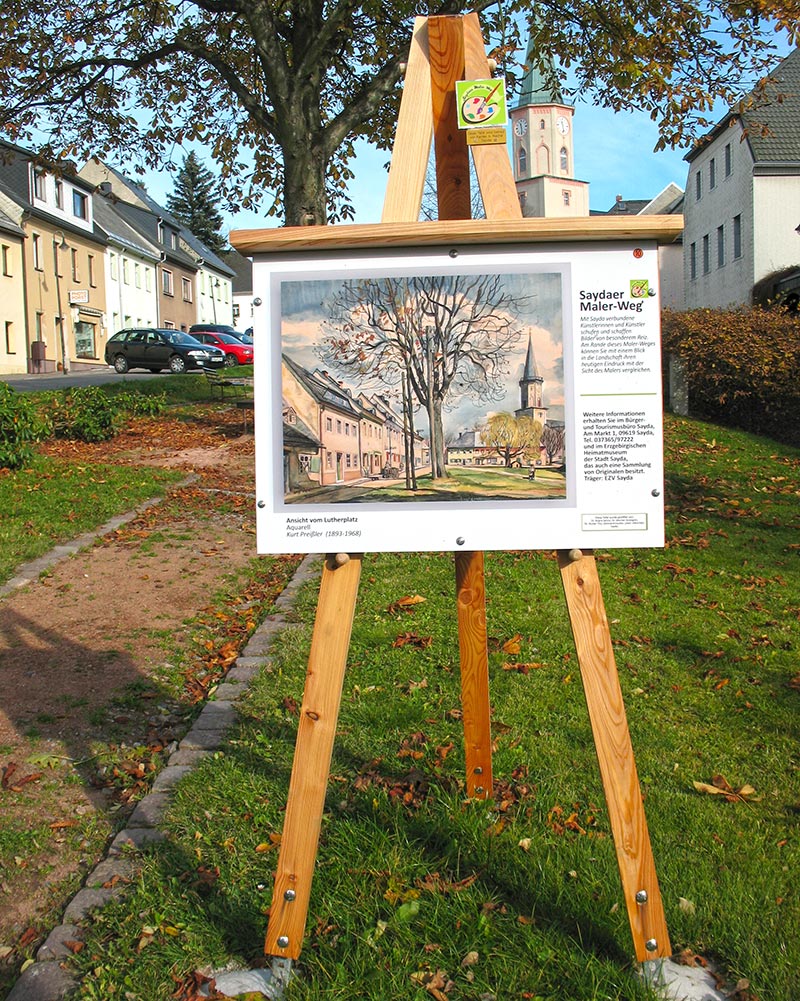 Bild 2014 im Hintergrund ist der Lutherplatz der Stadt wie auf dem Bild