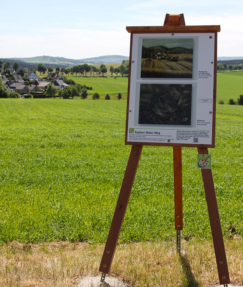 Strohernte Bild im Hintergrund das gleiche Feld heute